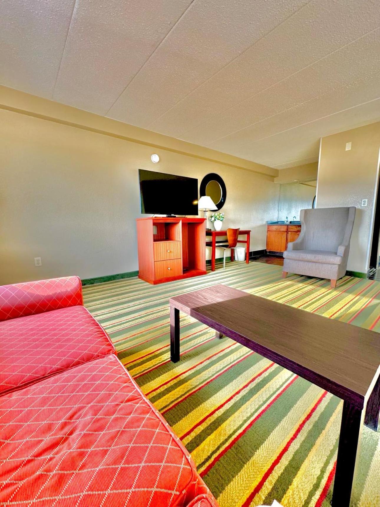 Super 8 By Wyndham Frederick Exterior foto