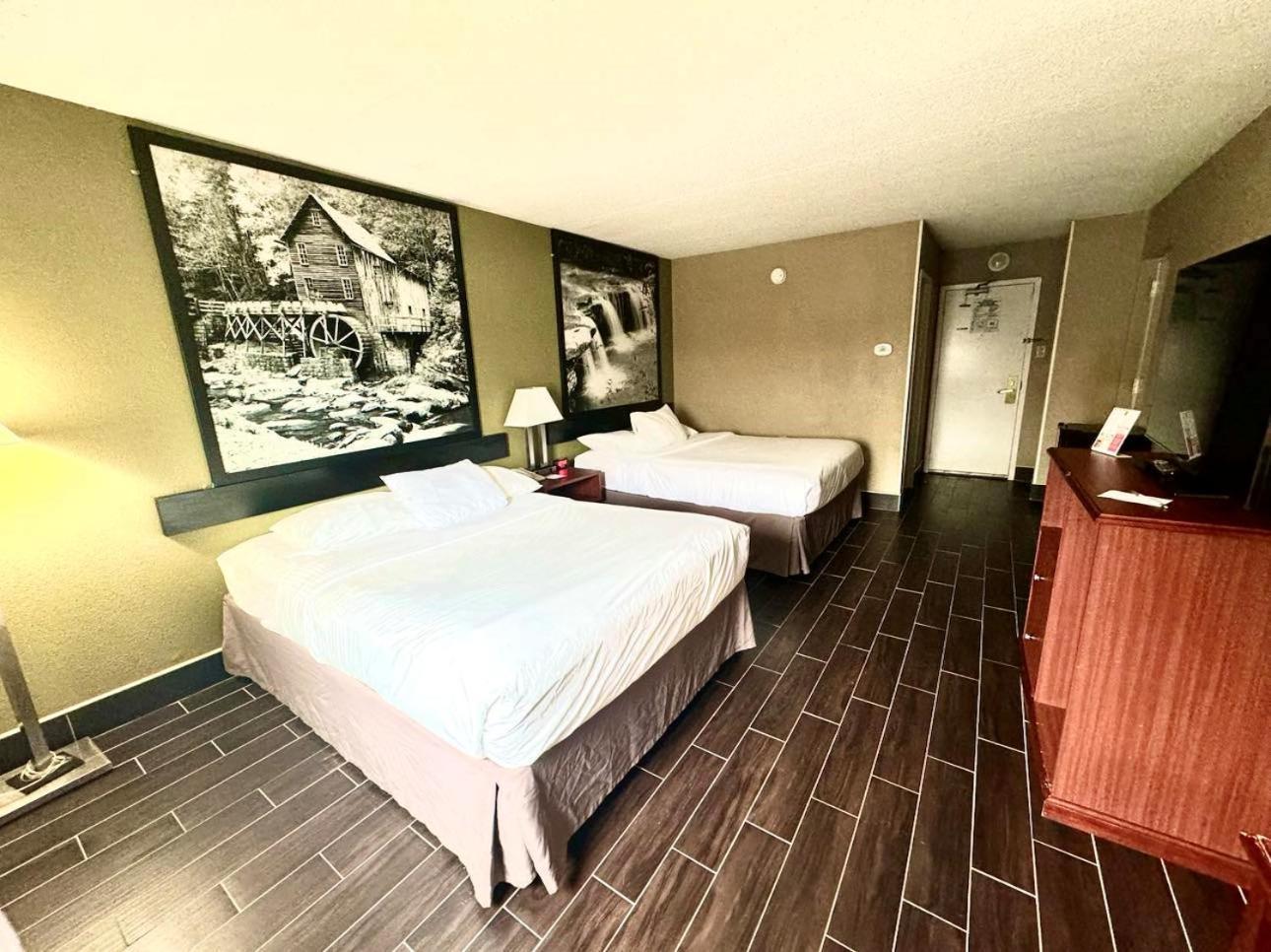 Super 8 By Wyndham Frederick Exterior foto