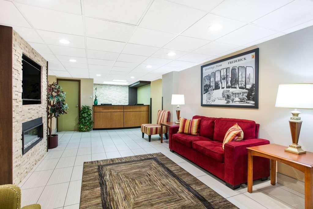 Super 8 By Wyndham Frederick Interior foto